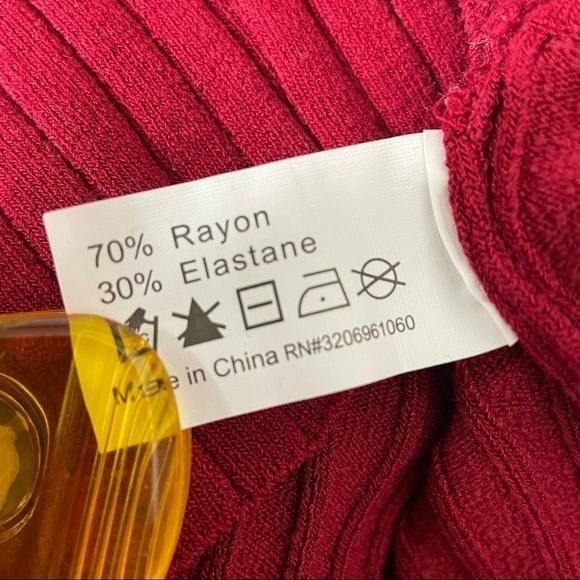 Forever 21 red ribbed crop top with cutout NWT, large - Picture 6 of 6